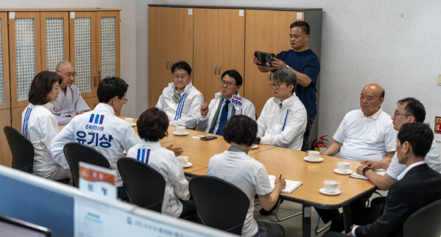 조국혁신당 황운하·강경숙·차규근 국회의원이 13일 고창을 찾아 “심덕섭 후보 관련 각종 비리 의혹에 대해 국회 차원의 진상규명에 적극 나서겠다”고 밝힌 뒤 고창종합사회복지관을 방문해 관장과 면담을 갖고 지역 현안과 복지 문제를 청취하고 있다. /유기상 고창군수 후보 선거사무소 제공