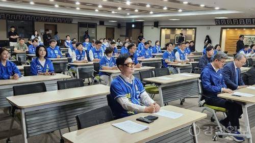 ◇더불어민주당은 14일 시청 다목적실에서 송기헌 국회의원과 여준성 원주갑지역위원장, 구자열 시장 후보, 시도의원 후보 등이 참석한 가운데