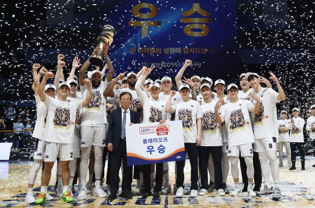 부산 KCC 선수들이 13일 고양소노아레나에서 열린 2025-2026 KBL 플레이오프 챔피언 결정전에서 우승을 차지한 뒤 기뻐하고 있다. 연합뉴스