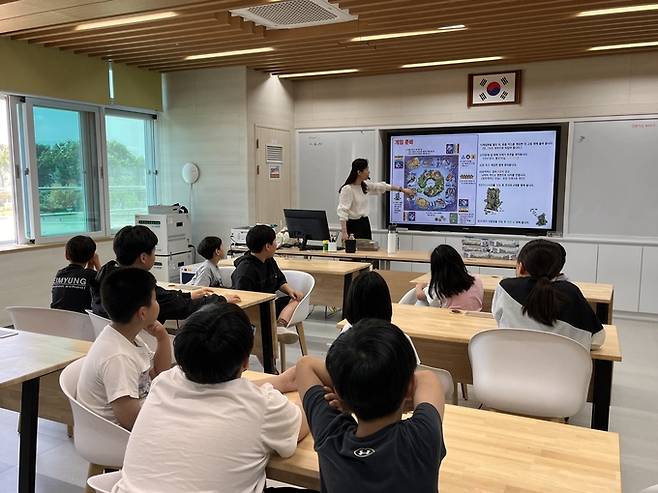 ▲ 14일 의성북부초등학교에서 열린 그림책 연계 독후활동 프로그램에서 강사가 '플라스틱 플래닛' 보드게임 활동 방법을 설명하고 있다. 학생들은 그림책과 보드게임을 통해 플라스틱 쓰레기가 생태계에 미치는 영향을 배우는 시간을 가졌다. 의성도서관 제공.