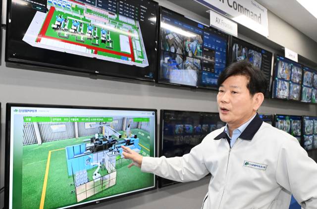 이동한 신성델타테크 대표이사가 창원 공장 1층 A.C.T(AX Control Tower) 룸에서 디지털 트윈 기반 공장 모니터링 시스템을 설명하고 있다./전강용 기자/