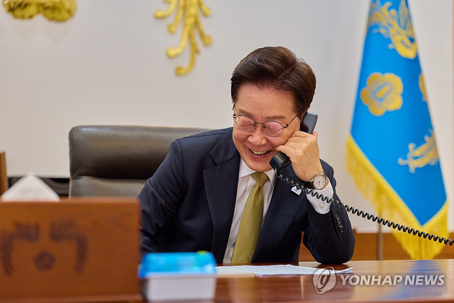 이재명 대통령이 14일 청와대 집무실에서 클라우디아 셰인바움 멕시코 대통령과 통화하고 있다. 연합뉴스