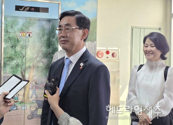 후보등록을 마친 후 언론과 인터뷰를 하고 있는 송문석 후보.