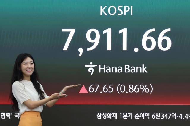 14일 서울 중구 하나은행 본점 딜링룸 현황판에 코스피가 표시돼 있다. 이날 코스피는 전 거래일 대비 29.90p(0.38%) 오른 7873.91로 출발했다. [사진=연합뉴스]