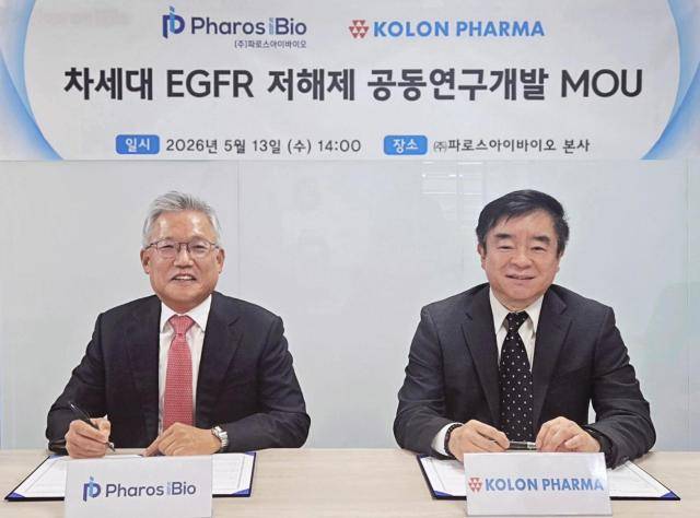 윤정혁 파로스아이바이오 대표(왼쪽)와 김선진 코오롱제약 대표가 차세대 EGFR 저해제 공동연구개발 MOU를 체결했다.[사진=파로스아이바이오]
