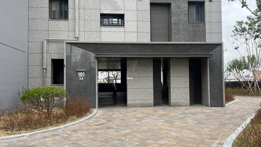 '인천 두산위브 더센트럴' 단지 내 동 출입구./성채리 인턴기자