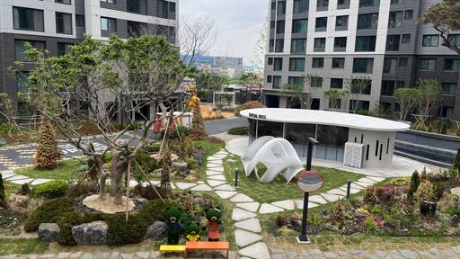 단지 위층에서 내려다본 중앙 조경시설 전경./성채리 인턴기자