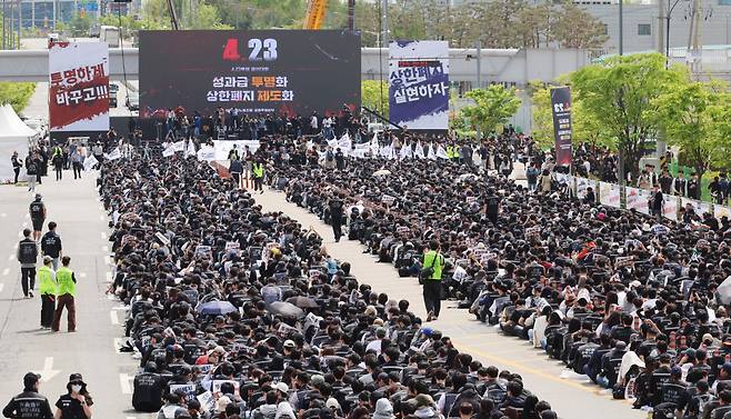 지난달 23일 경기 평택시 삼성전자 평택캠퍼스 앞에서 삼성전자 노동조합 공동투쟁본부 조합원들이 투쟁결의대회를 갖고 있다. 신태현 기자 holjjak@