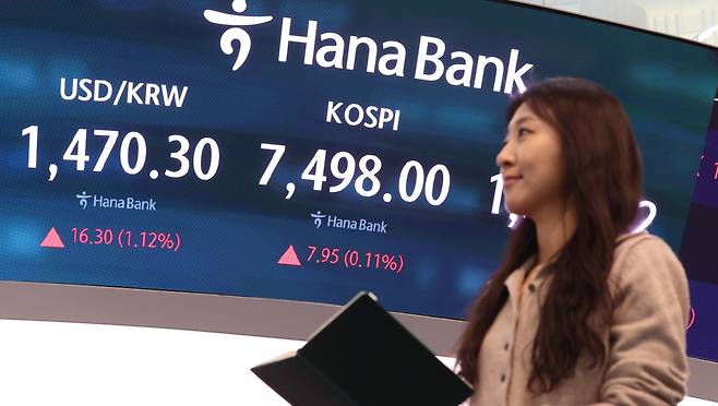 8일  코스피는 전 거래일(7490.05)보다 7.95포인트(0.11%) 상승한 7498.00, 코스닥 지수는 전 거래일(1199.18)보다 8.54포인트(0.71%) 오른 1207.72에 거래를 마쳤다. 서울 외환시장에서 원·달러 환율은 전 거래일 주간거래 종가(1454.0원)보다 17.7원 오른 1471.7원에 주간 거래를 마감했다. 2026.05.08. 20hwan@newsis.com(출처=뉴시스)