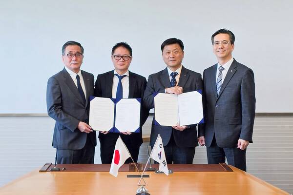 ▲ 현대건설과 이토추상사 관계자들이 13일 수소에너지 전환 사업 협력 업무협약을 맺고 기념촬영을 하고 있다.