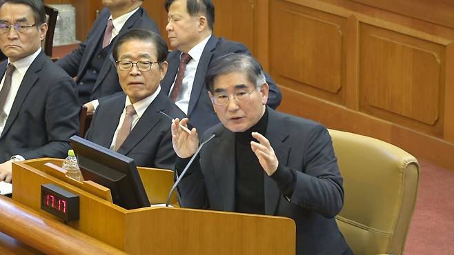 김용현 전 국방부장관이 지난해 1월 23일 서울 종로구 헌법재판소에서 열린 대통령 탄핵심판 4차 변론기일에 증인으로 출석해 질문에 답변하고 있다. 사진=뉴시스(헌법재판소 제공)