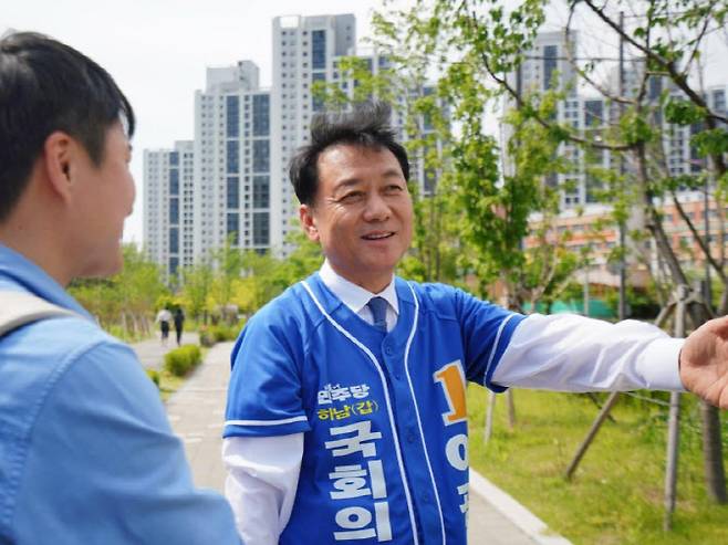 이광재 더불어민주당 경기 하남시 갑 국회의원 후보가 10일 하남 감일동에서 이데일리와 인터뷰하고 있다.(사진=이광재 후보 캠프)