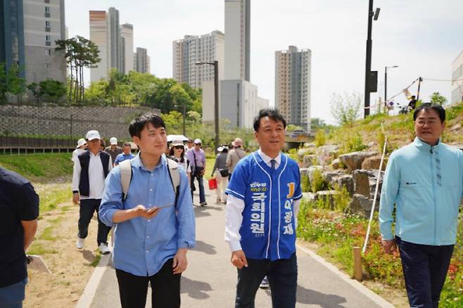 이광재 더불어민주당 경기 하남시 갑 국회의원 후보가 10일 하남 감일동에서 이데일리와 인터뷰하고 있다.(사진=이광재 후보 캠프)