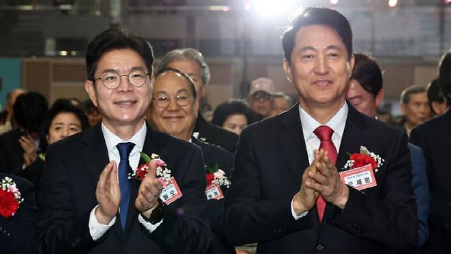 어버이날 행사서 만난 정원오(왼쪽)·오세훈 서울시장 후보. 사진=연합뉴스