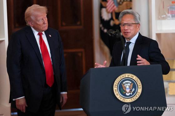 도널드 트럼프 미국 대통령과 젠슨황 엔비디아 최고경영자 〈사진=로이터 / 연합뉴스〉