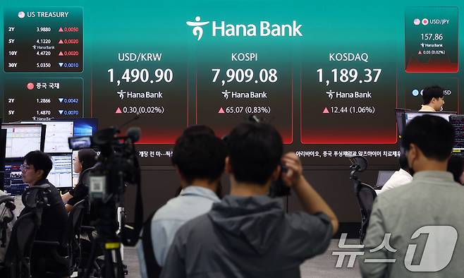 14일 오전 서울 중구 하나은행 본점 딜링룸이 취재진들로 붐비고 있다. 2026.5.14 ⓒ 뉴스1 김민지 기자