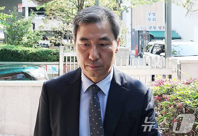윤재순 전 대통령실 총무비서관이 14일 대통령실 관저 이전 특혜 의혹과 관련해 피의자 조사를 받기 위해 경기 과천 2차 종합특검 사무실로 출석하고 있다. 2026.5.14 ⓒ 뉴스1 임세영 기자