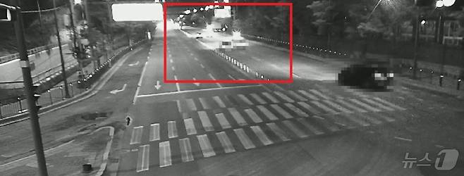 지난 5일 오전 0시 11분쯤 광주 광산구 월계동 한 대학교 인근에서 발생한 여고생 묻지마 흉기 살인 사건 당시 인근 CCTV에 찍힌 모습. 선명한 식별은 100m 이내까지만 가능해 경찰차와 소방차의 불빛 등만 담겨 있다. (독자제공. 재판매 및 DB 금지) 2026.5.6