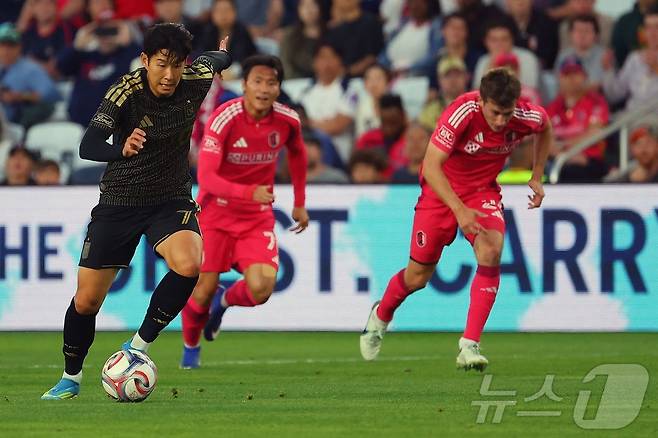 LA FC 손흥민이 14일(한국시간) 미국 미주리주 세인트루이스의 에너자이저 파크에서 열린 세인트루이스와 2026 MLS 13라운드에서 드리블을 하고 있다.  ⓒ AFP=뉴스1