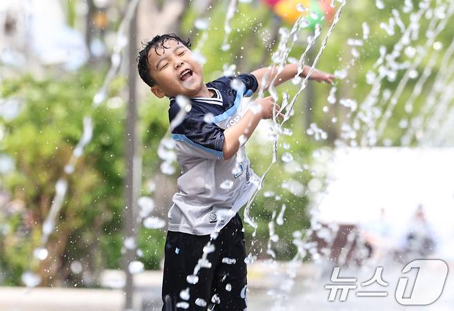 서울 낮 최고 기온이 25도까지 오르는 등 초여름 날씨를 보인 지난 10일 서울 종로구 광화문광장 분수 터널을 찾은 한 어린이가 더위를 식히고 있다. 2026.5.10 ⓒ 뉴스1 임지훈 인턴기자
