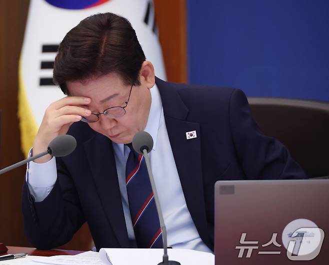 이재명 대통령이 12일 청와대에서 열린 제21회 국무회의 겸 제8차 비상경제점검회의에서 보고를 청취하고 있다. (청와대통신사진기자단) 2026.5.12 ⓒ 뉴스1 이재명 기자