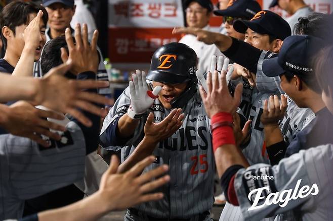 한화 이글스 김태연(가운데)이 14일 열린 KBO리그 고척 키움 히어로즈전에서 5회초 결승 솔로포를 터뜨린 뒤 동료의 축하를 받고 있다. (한화 이글스 제공)