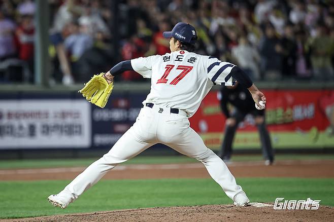 롯데 현도훈이 8일 부산 사직구장에서 열린 2026 KBO리그 정규시즌 KIA전에 등판해 역투하고 있다. 사진 | 롯데 자이언츠