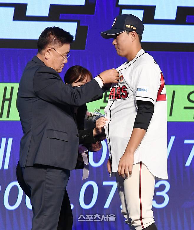 2025 KBO 신인 드래프트 1라운드 전체 6순위로 두산에 지명된 덕수고 박준순(오른쪽). 왼쪽은 두산 김태룡 단장. 박진업 기자 upandup@sportsseoul.com