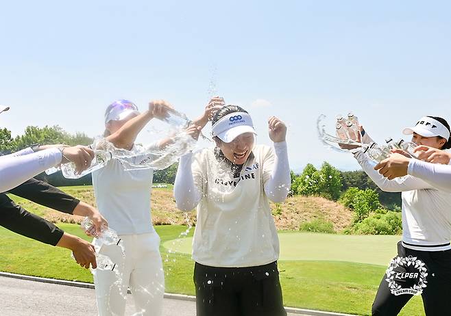 생애 첫 드림투어 우승을 차지한 강채연이 동료들로부터 축하 물세레를 받고 있다. 사진 | KLPGA