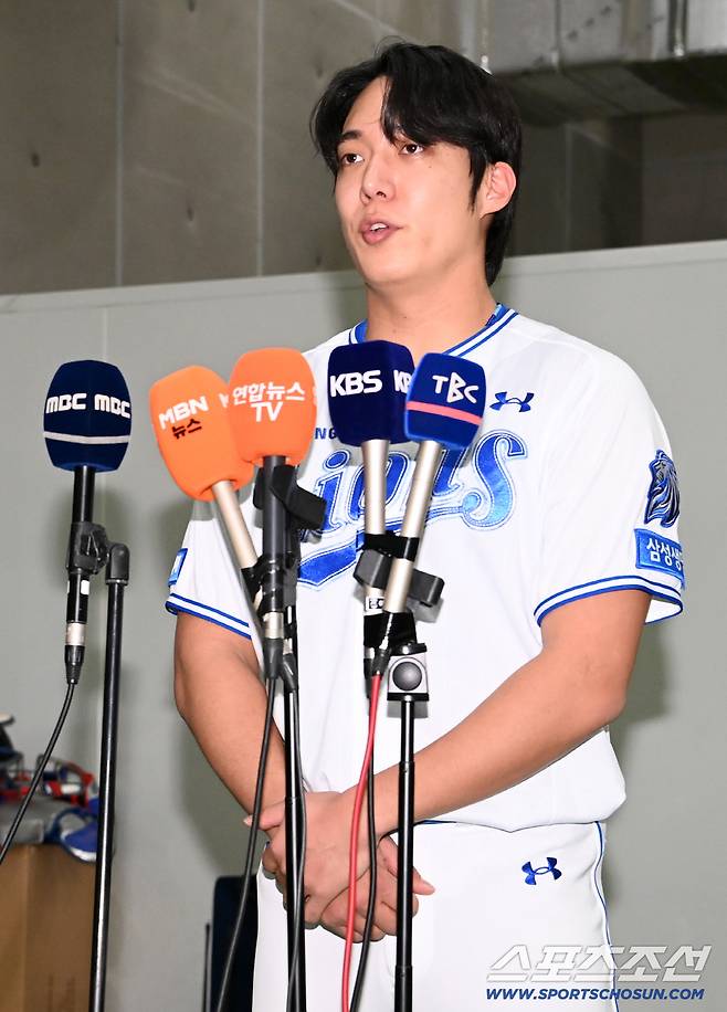 경기 중 격한 감정 표출로 논란에 휩싸인 삼성 원태인이 21일 대구 삼성라이온즈파크에서 펼쳐질 SSG와의 경기에 앞서 입장을 밝혔다. 취재진 앞에 선 원태인의 모습. 대구=허상욱 기자wook@sportschosun.com/2026.04.21/