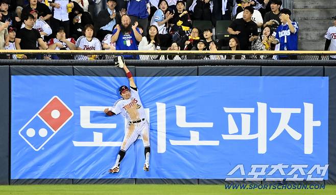 13일 잠실야구장에서 열린 삼성과 LG의 경기, 7회초 2사 3루 박해민이 구자욱의 타구를 잡아내고 있다. 잠실=허상욱 기자wook@sportschosun.com/2026.05.13/
