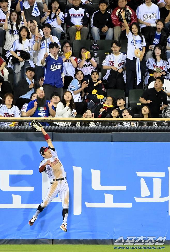 13일 잠실야구장에서 열린 삼성과 LG의 경기, 7회초 2사 3루 박해민이 구자욱의 타구를 잡아내고 있다. 잠실=허상욱 기자wook@sportschosun.com/2026.05.13/