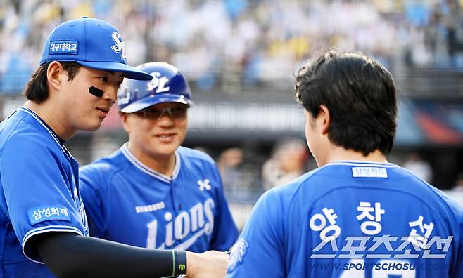 14일 잠실야구장에서 열린 삼성과 LG의 경기. 2회말 구자욱이 송찬의의 타구를 호수비로 잡아낸 후 양창섭의 환영을 받고 있다. 잠실=허상욱 기자wook@sportschosun.com/2026.05.14/