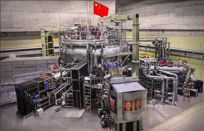 중국과학원 플라즈마물리연구소(ASIPP)의 핵융합 장치 EAST(Experimental Advanced Superconducting Tokamak) 전경. 중국은 EAST를 통해 1000초 이상 플라즈마를 유지하며 장시간 운전 데이터 확보 경쟁에 속도를 내고 있다. 중국과학원 플라즈마물리연구소(ASIPP) 제공