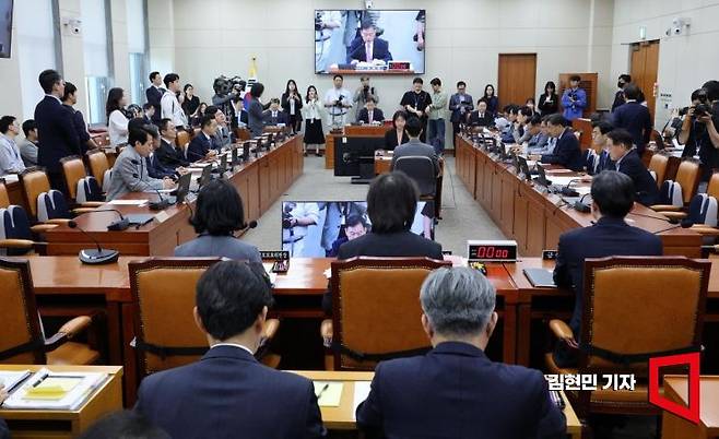 14일 국회에서 정무위원회 전체회의가 열리고 있다. 김현민 기자