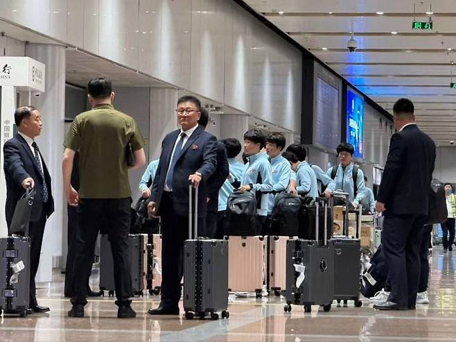 베이징 도착한 북한 여자축구 내고향축구단