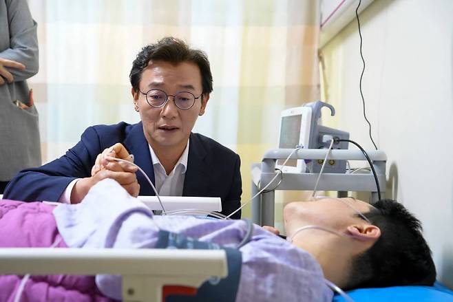 전재수 더불어민주당 부산시장 후보가 14일 단식 중 병원으로 긴급 이송된 정이한 개혁신당 후보를 병문안하고 있다. /전재수 캠프