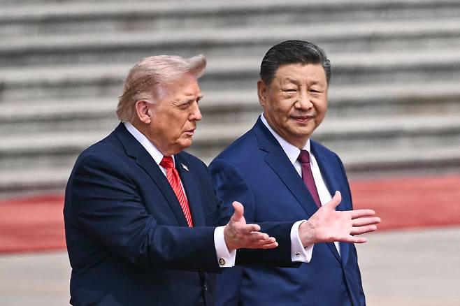 도널드 트럼프 미국 대통령(왼쪽)이 2026년 5월 14일 베이징 인민대회당에서 시진핑 중국 국가주석과 환영식에 참석하고 있다. /연합뉴스