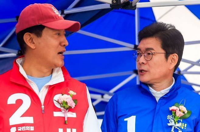 정원오 더불어민주당 서울시장 후보와 오세훈 국민의힘 서울시장 후보가 3일 서울 용산구 효창운동장에서 열린 제44회 서울특별시장기 축구대회 개회식에서 대화를 나누고 있다. ⓒ뉴시스
