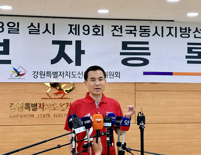 김진태 국민의힘 강원특별자치도지사 후보가 14일 춘천 동면 강원도선거관리위원회를 찾아 후보 등록을 하고 질의응답을 하고 있다. ⓒ김진태 캠프