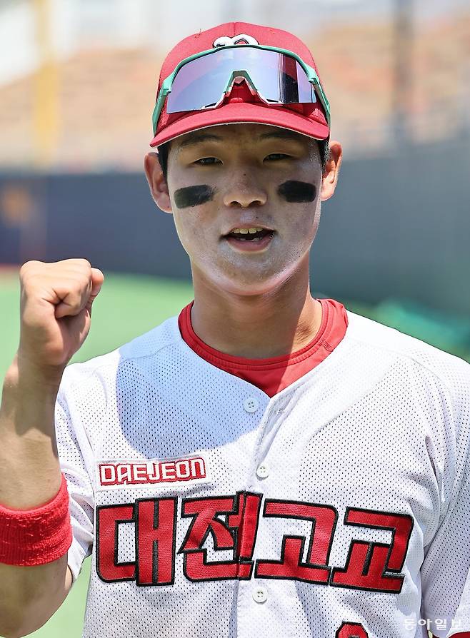 대전고 오라온. 4-0으로 달아나는 2타점 적시타를 터뜨린 오라온은 ”앞선 타석에서 직구 타이밍이 계속 늦어서 (타점이 나온 세 번째 타석에서) 타이밍을 조금 빠르게 수정했다. 그래서 좋은 타격이 나온 것 같다“며 ”결승 진출이라는 게 아직 얼떨떨하지만 이 정도 왔는데 끝까지 꼭 가보고 싶다“고 말했다. 양회성 기자 yohan@donga.com