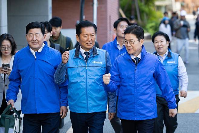 정청래 더불어민주당 대표가 8일 서울 송파구 거리에서 6.3 지방선거 정원오 서울시장 후보(오른쪽), 조재희 서울 송파구청장 후보와 우유배달 봉사활동을 하고 있다. 2026.5.8 뉴스1