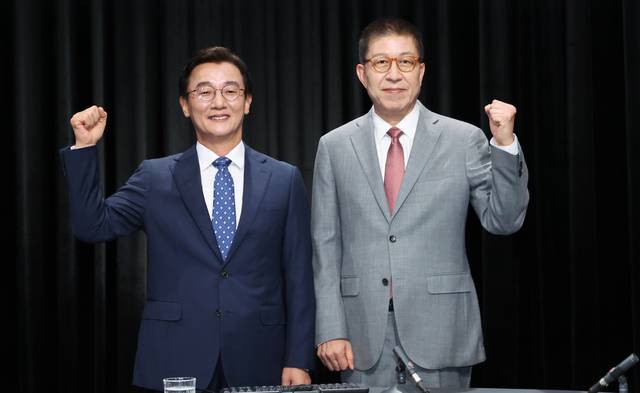 지난 5월 12일 오후 부산 동구 MBC 스튜디오에서 열린 6·3 지방선거 부산시장 후보 TV 토론회에 참석한 더불어민주당 전재수(왼쪽부터)·국민의힘 박형준 후보가 토론에 앞서 포즈를 취하고 있다. [연합뉴스]