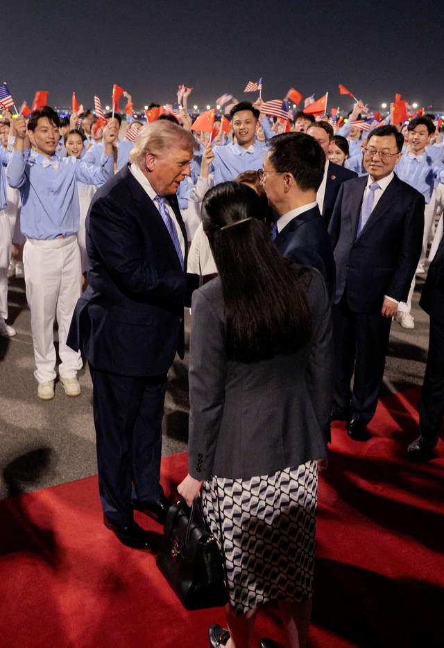도널드 트럼프 미국 대통령이 지난 13일 중국 베이징 수도 국제공항에서 열린 환영 행사에서 한정 중국 부주석과 대화를 나누고 있다. [로이터=연합뉴스]