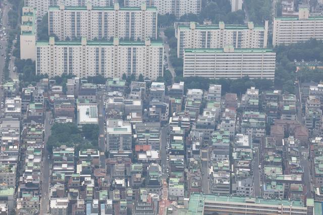 서울 송파구 롯데월드타워 전망대 서울스카이에서 바라본 서울 아파트 및 빌라 단지. [연합뉴스 제공]
