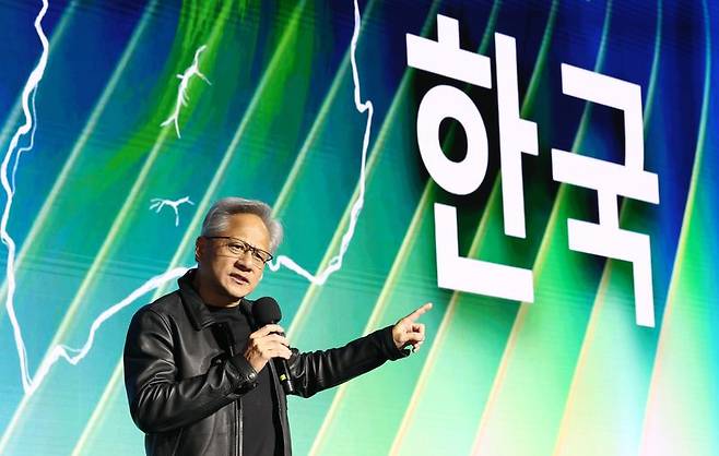 젠슨 황 엔비디아 최고경영자(CEO)가 30일 서울 강남구 코엑스에서 열린 엔비디아 지포스 게이머 페스티벌에서 인사말을 하고 있다. 사진=뉴시스