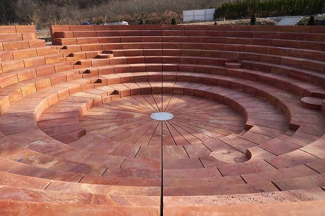 붉은 사암으로 지은 '어린왕자의 여정'