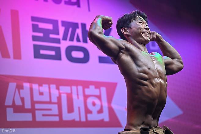 서울시 몸짱소방관 선발대회에서 한 참가자가 포즈를 취하고 있다. 정다빈 기자