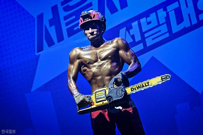 참가자들이 소방장비 등을 활용해 향후 달력 화보에 반영할 수 있는 포즈를 연출하고 있다. 정다빈 기자