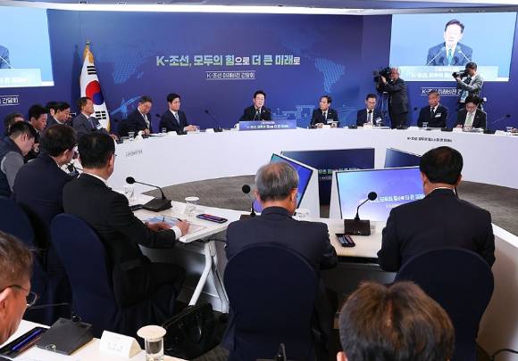 이재명 대통령이 13일 호텔현대 바이 라한 울산에서 열린 K-조선 미래비전 간담회에서 발언하고 있다. [사진=연합뉴스]